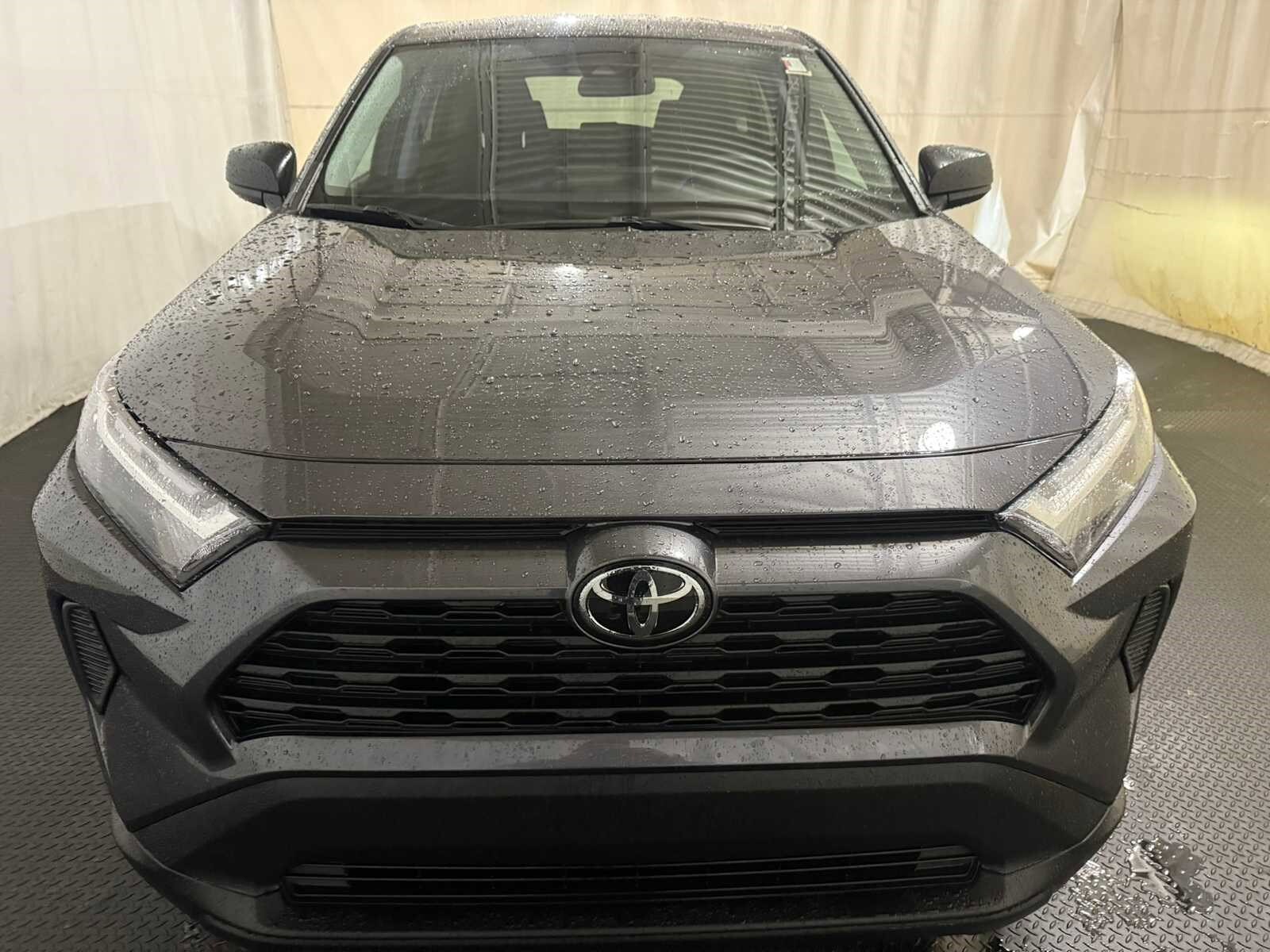 2023 Toyota RAV4 LE photo 3