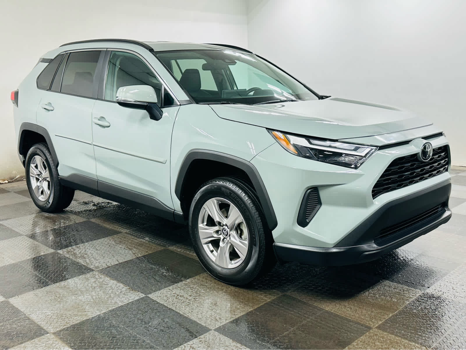 2023 Toyota RAV4 XLE photo 3