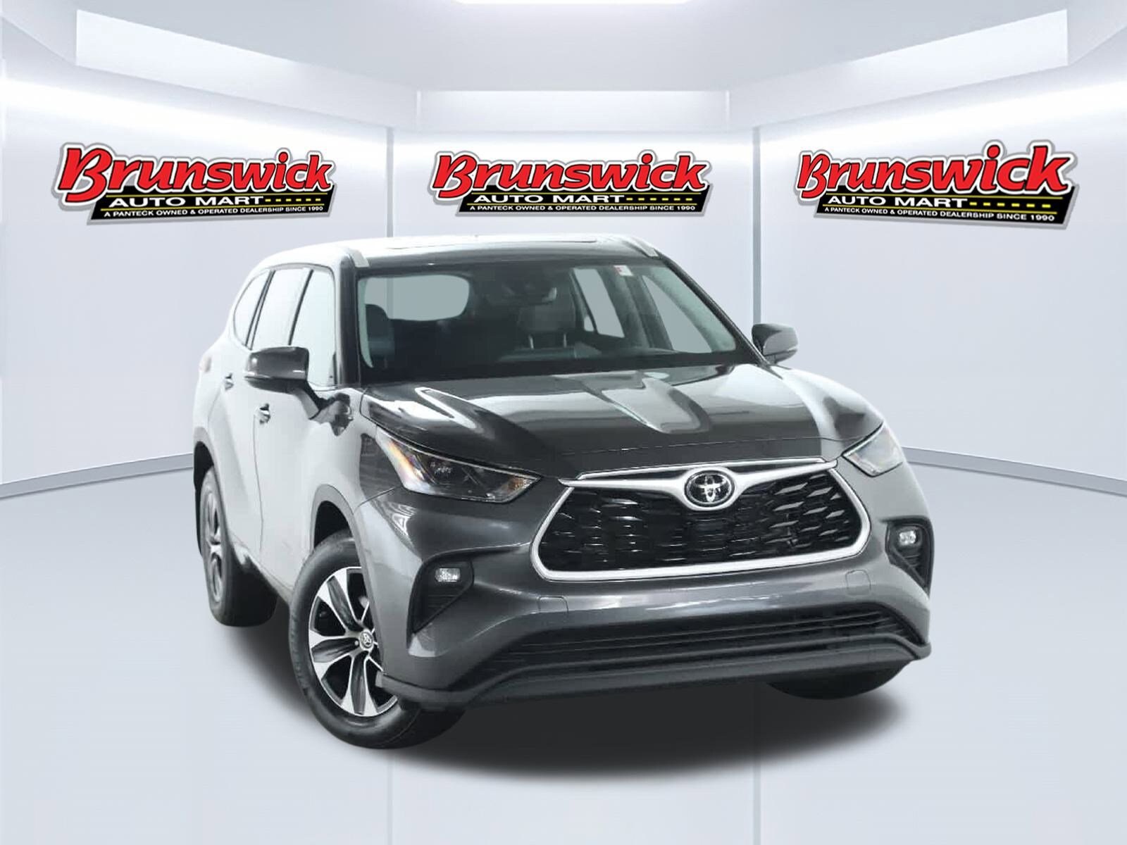 2022 Toyota Highlander XLE photo 2