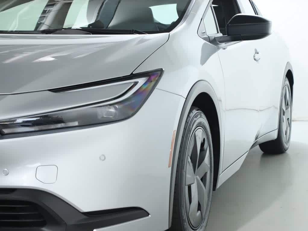2025 Toyota Prius LE photo 4