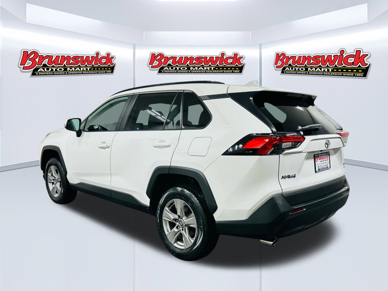 2022 Toyota RAV4 XLE photo 2