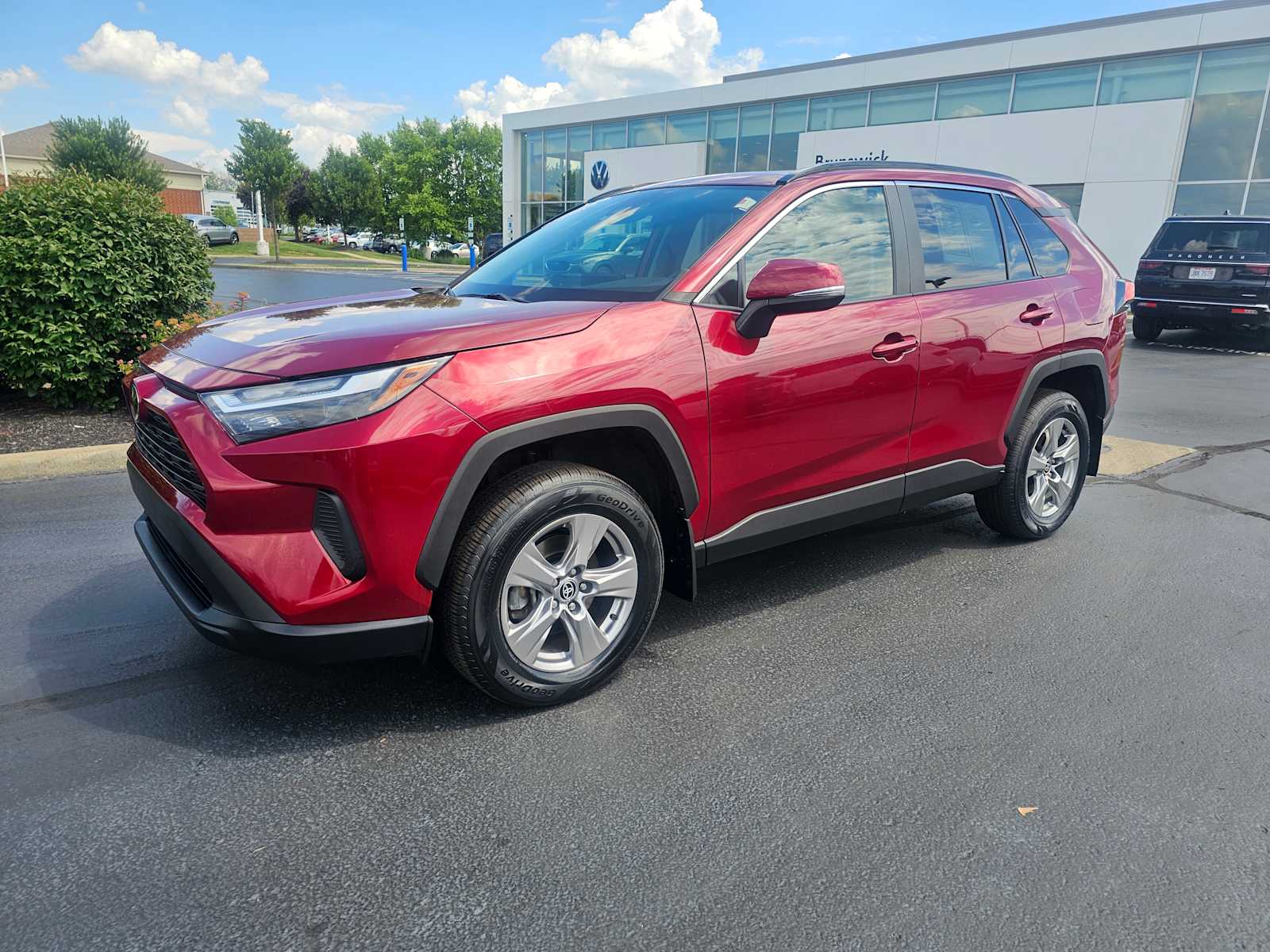 2022 Toyota RAV4 XLE photo 2