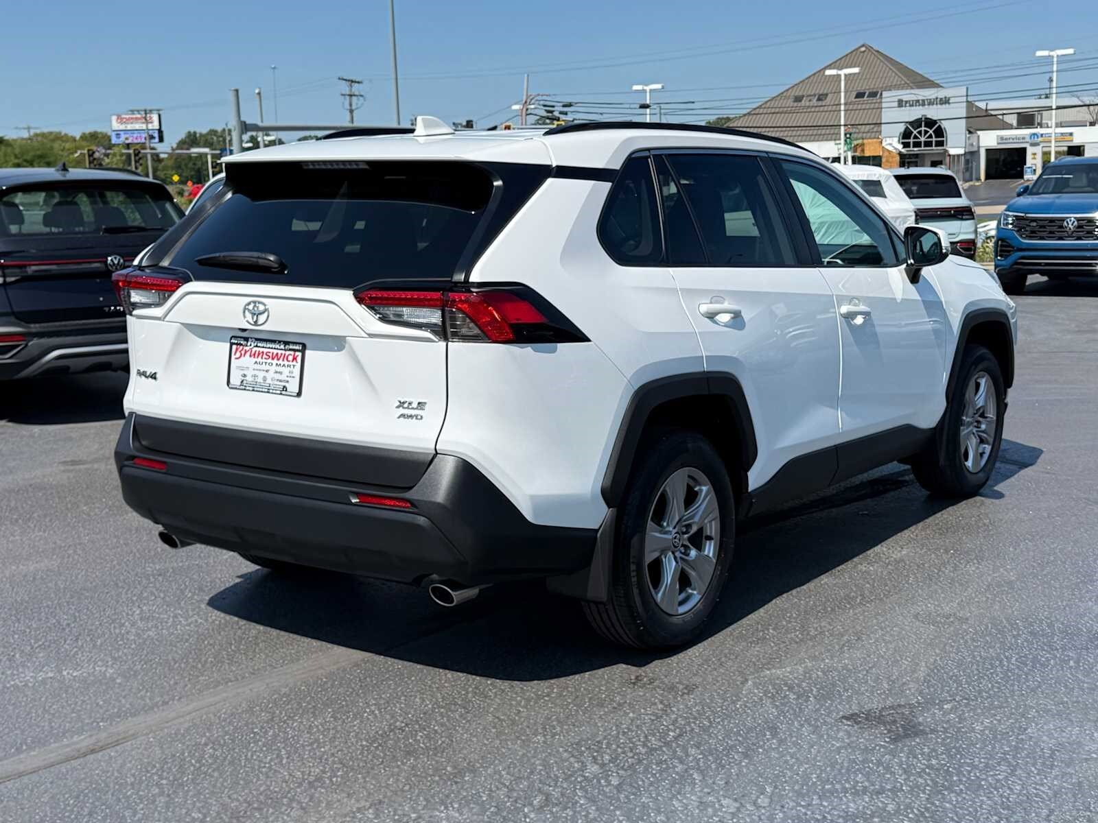 2023 Toyota RAV4 XLE photo 4