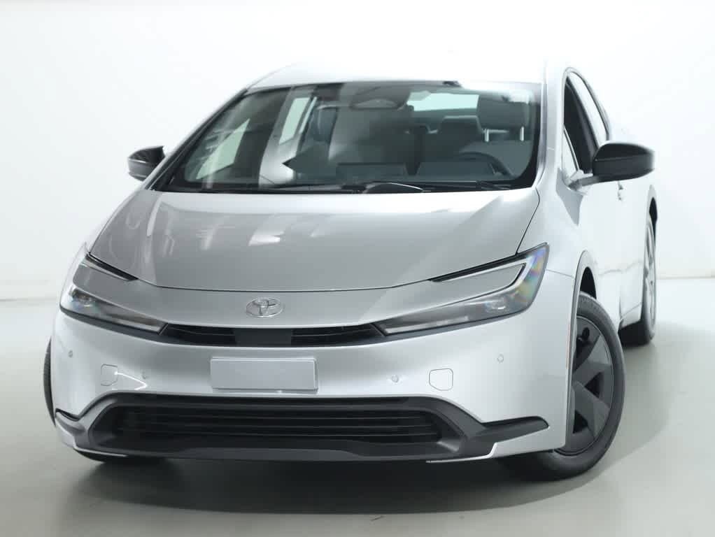 2025 Toyota Prius LE photo 2