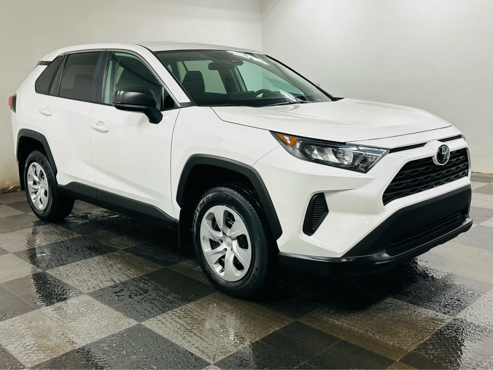 2022 Toyota RAV4 LE photo 3
