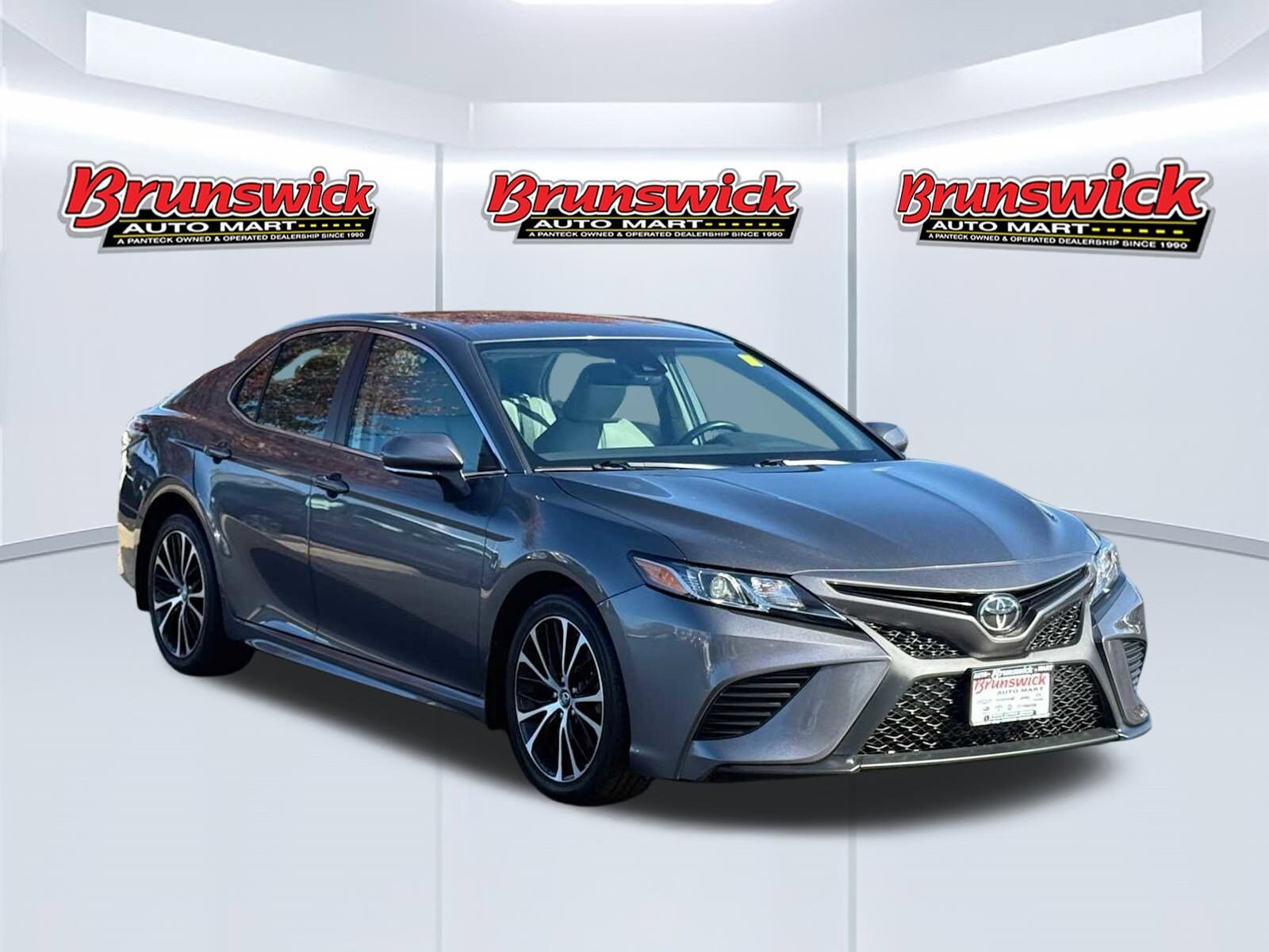 2019 Toyota Camry SE photo 3