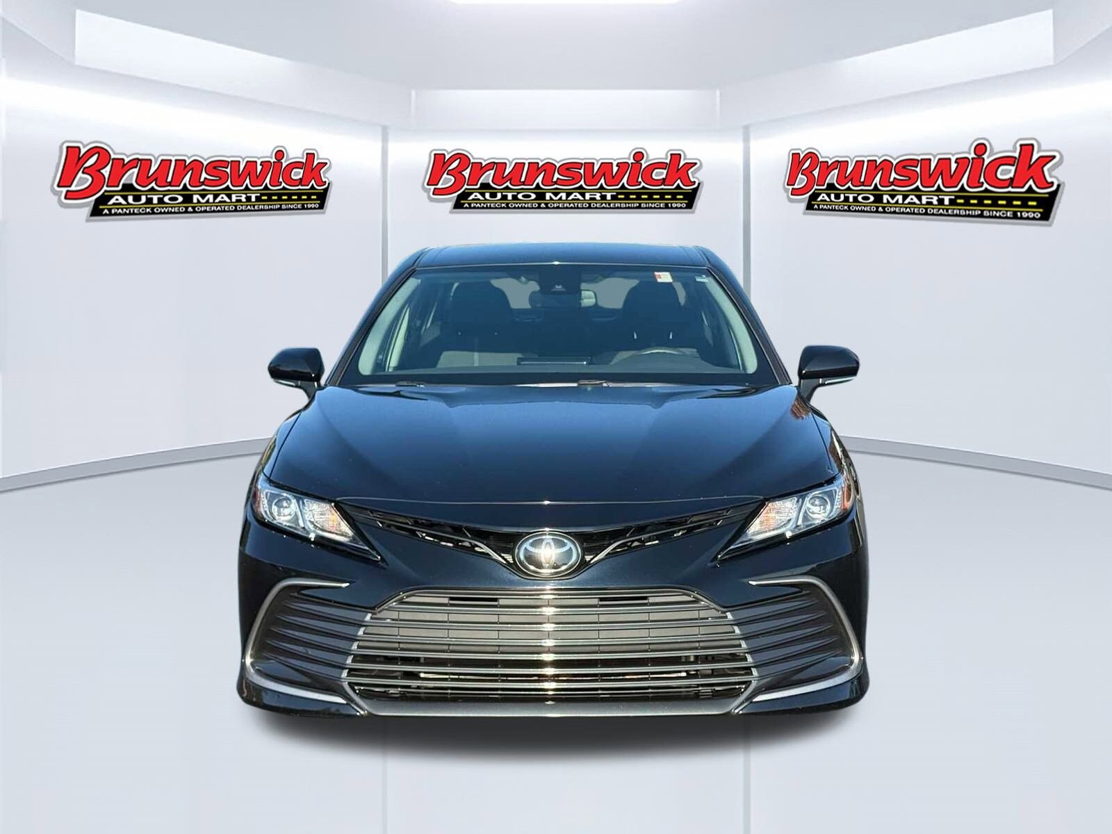 2022 Toyota Camry LE photo 2