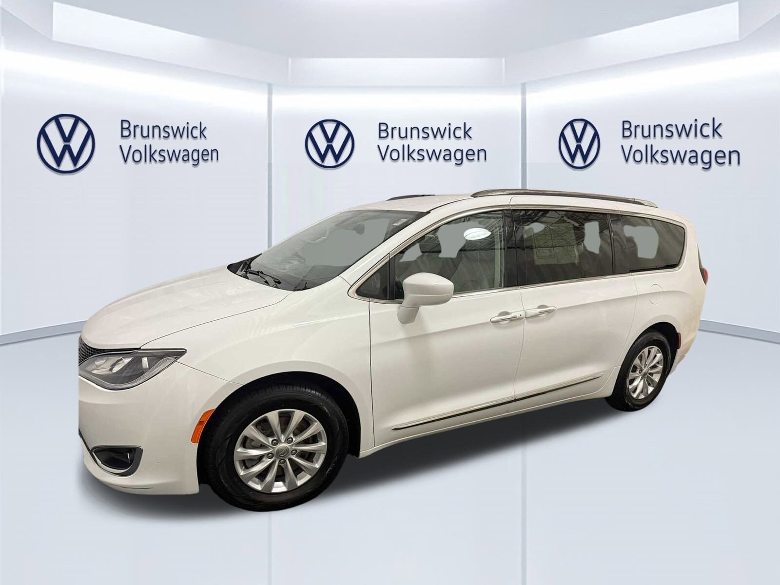 2018 Chrysler Pacifica Touring L photo 2