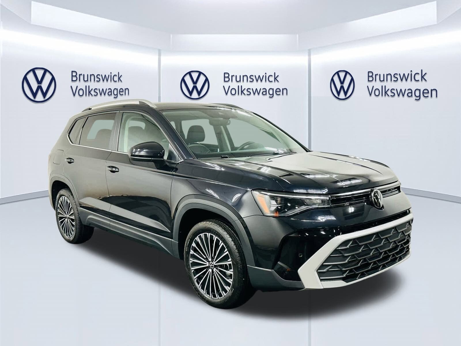 2025 Volkswagen Taos SE photo 2