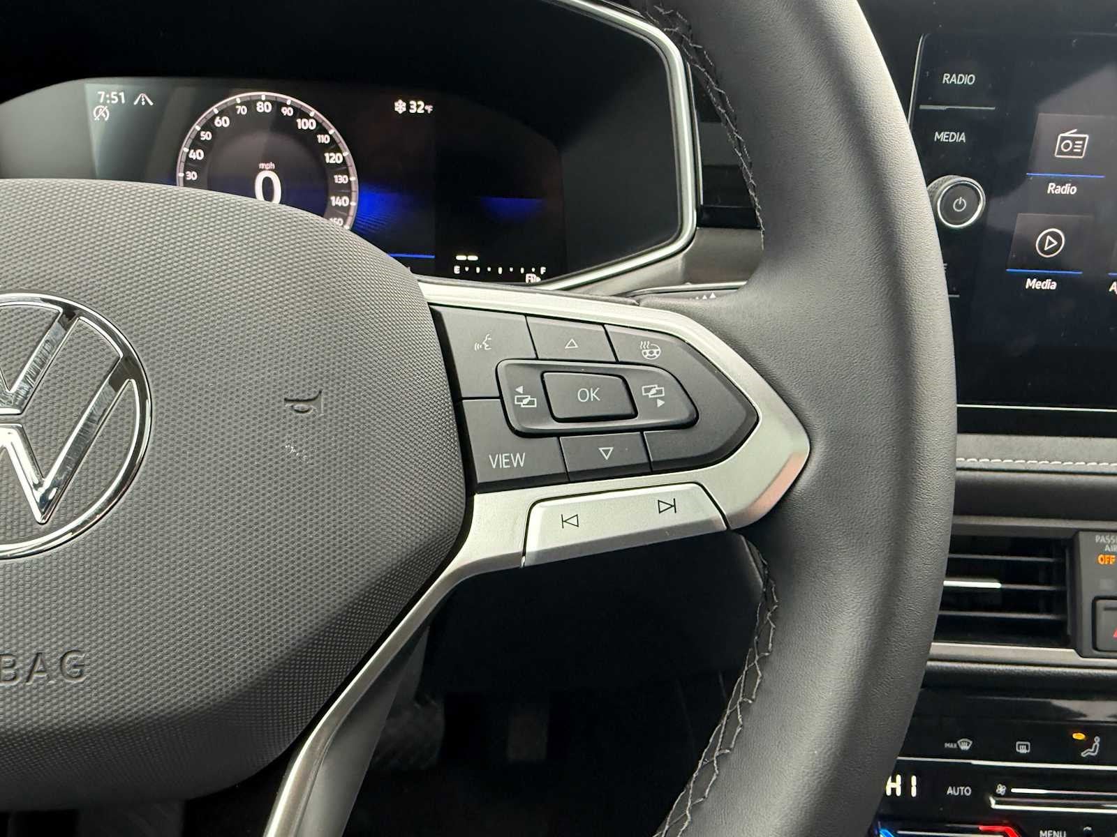 2026 Volkswagen Taos SE Black - Photo 13