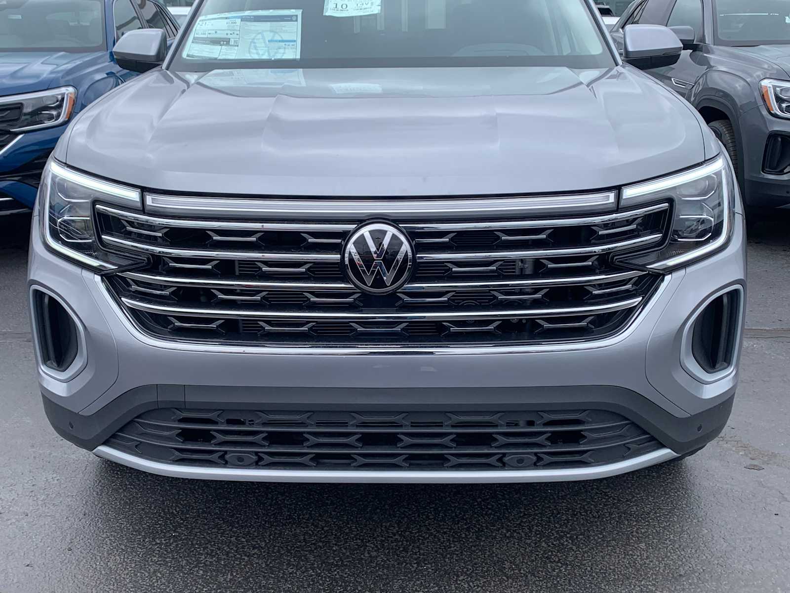 2025 Volkswagen Atlas SEL photo 2