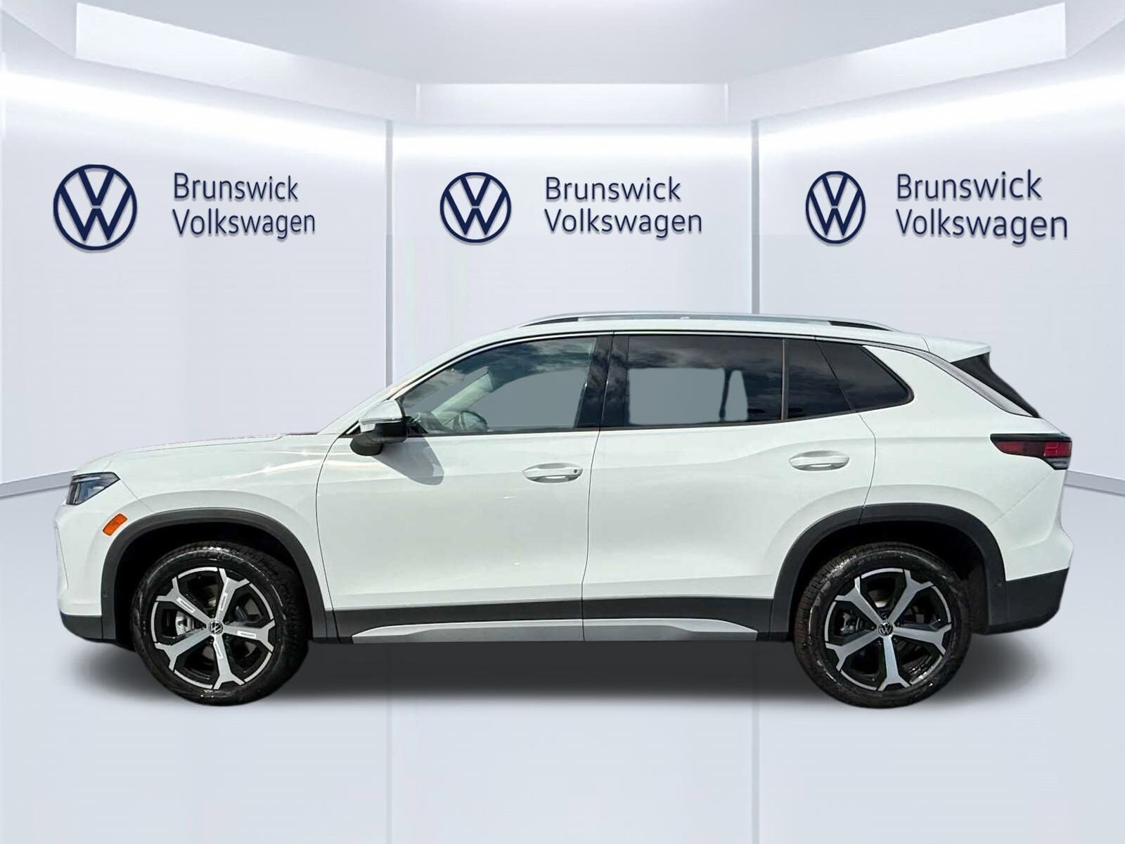 2025 Volkswagen Tiguan SE photo 2