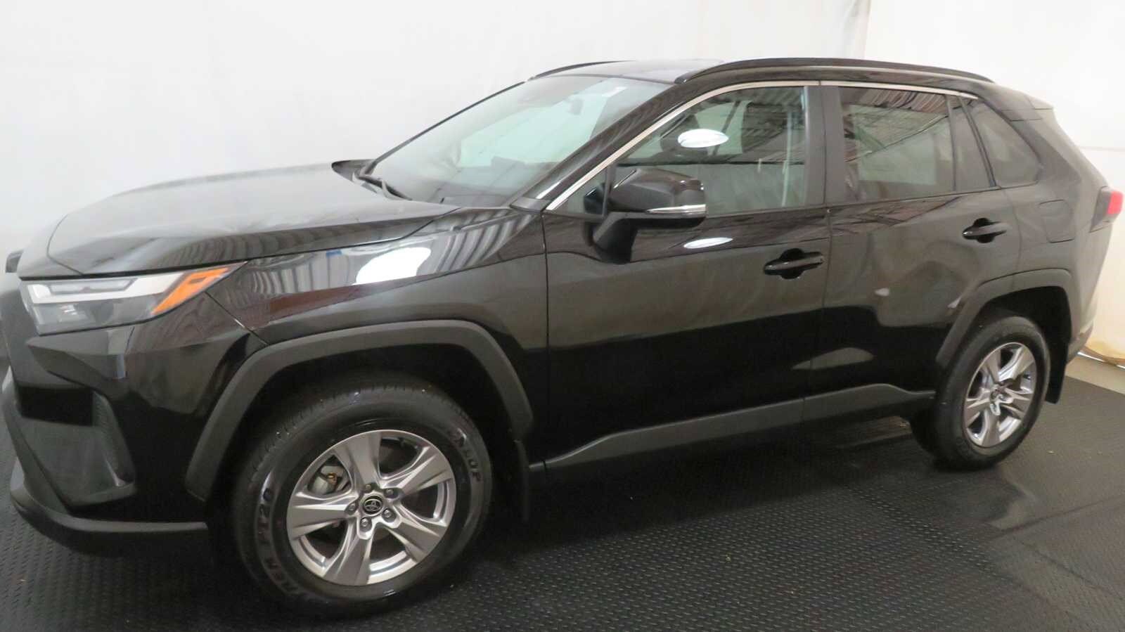2022 Toyota RAV4 XLE photo 2