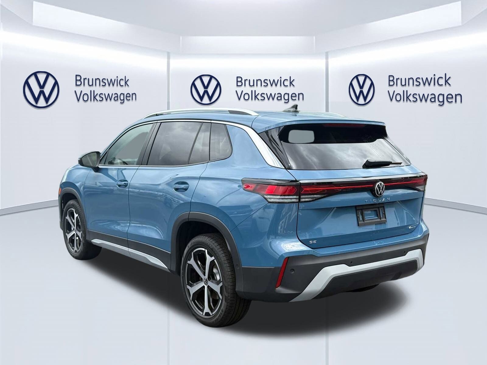2025 Volkswagen Tiguan SE photo 3