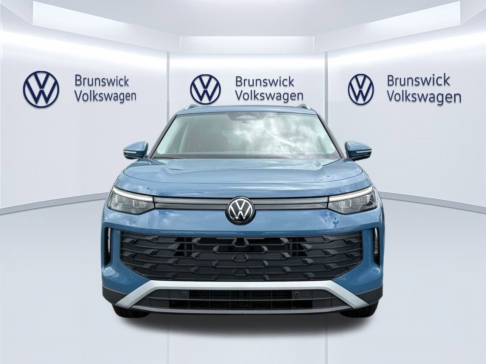 2025 Volkswagen Tiguan SE photo 2
