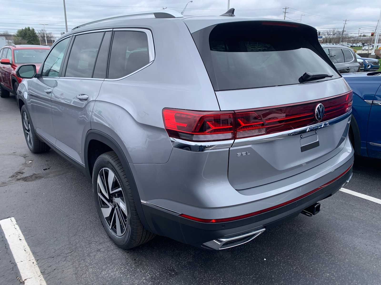 2025 Volkswagen Atlas SEL photo 4