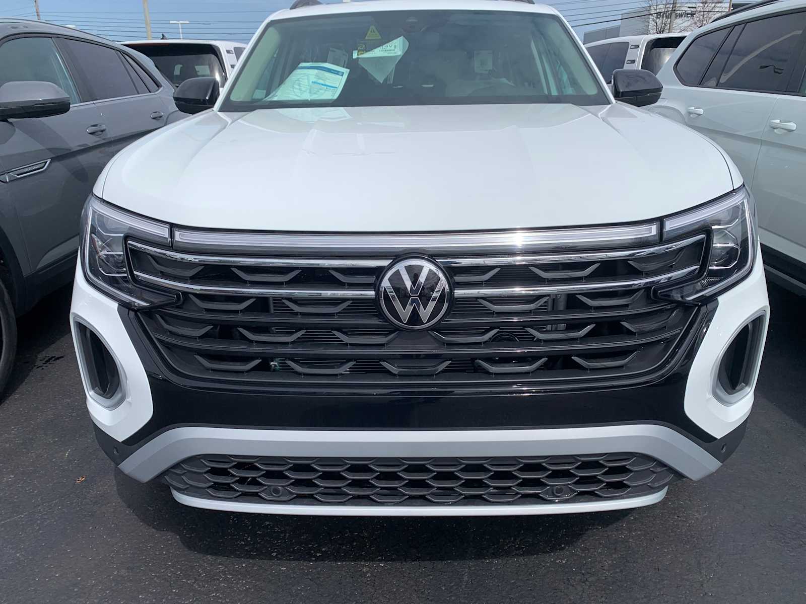 2025 Volkswagen Atlas Peak Edition SE photo 2
