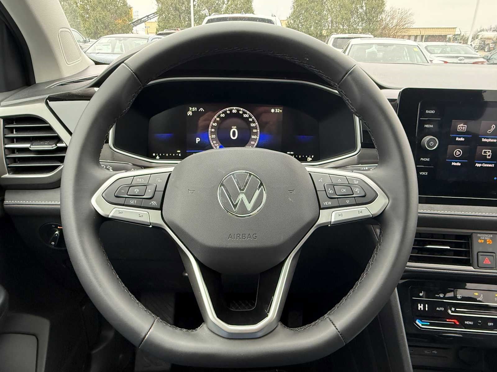 2026 Volkswagen Taos SE Black - Photo 11