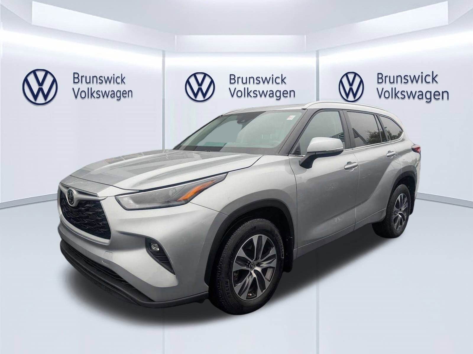 2023 Toyota Highlander XLE photo 2