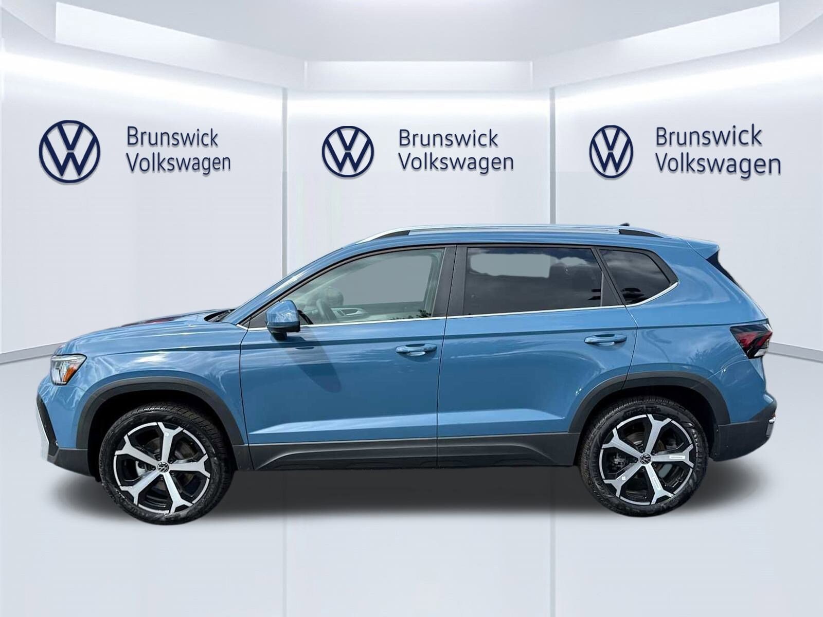 2025 Volkswagen Taos SEL photo 3
