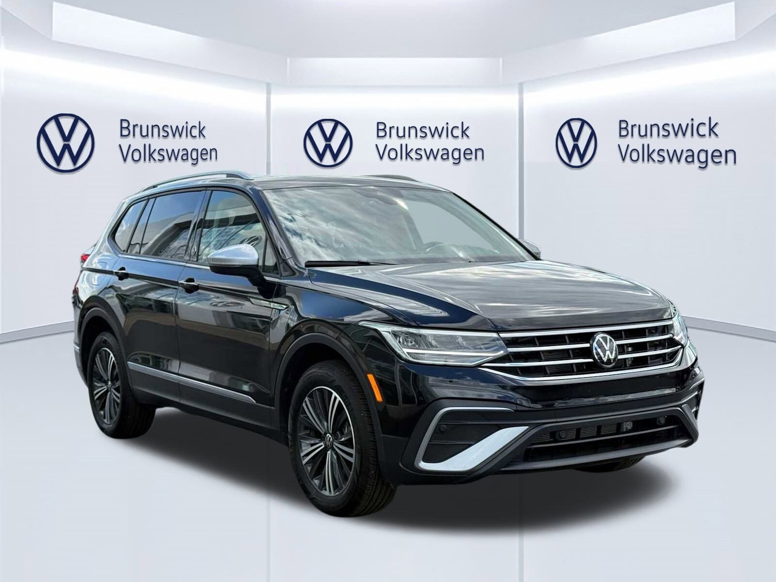 2024 Volkswagen Tiguan Wolfsburg Edition photo 2