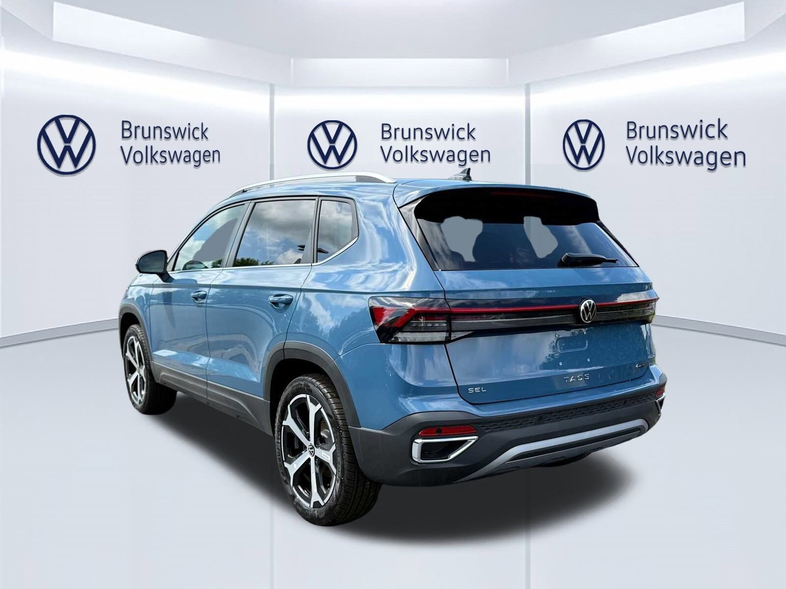 2025 Volkswagen Taos SEL photo 4