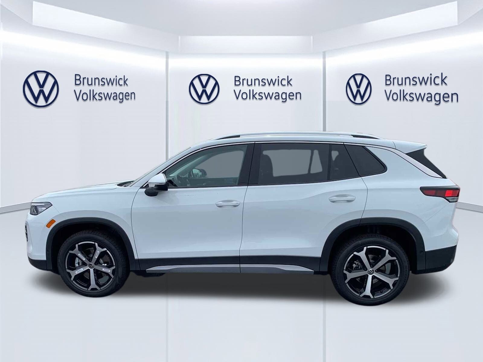 2025 Volkswagen Tiguan SE photo 2