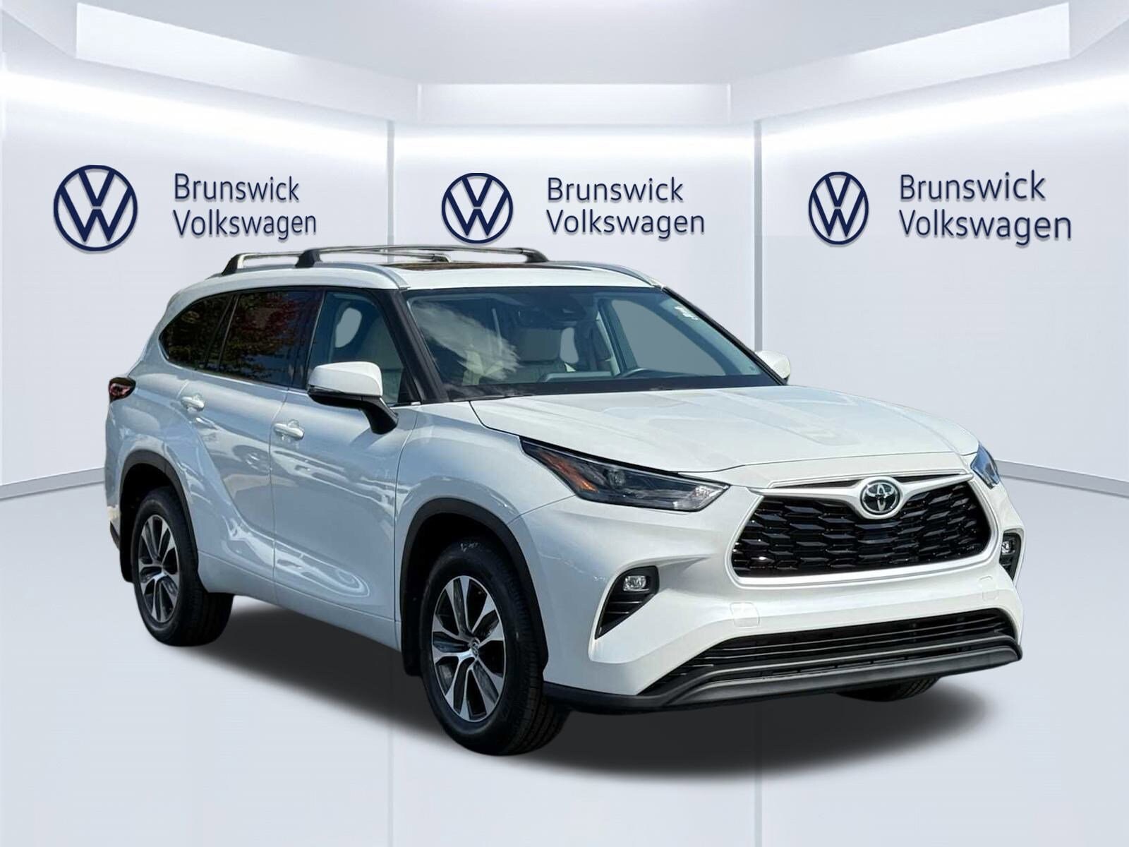 2022 Toyota Highlander XLE photo 2