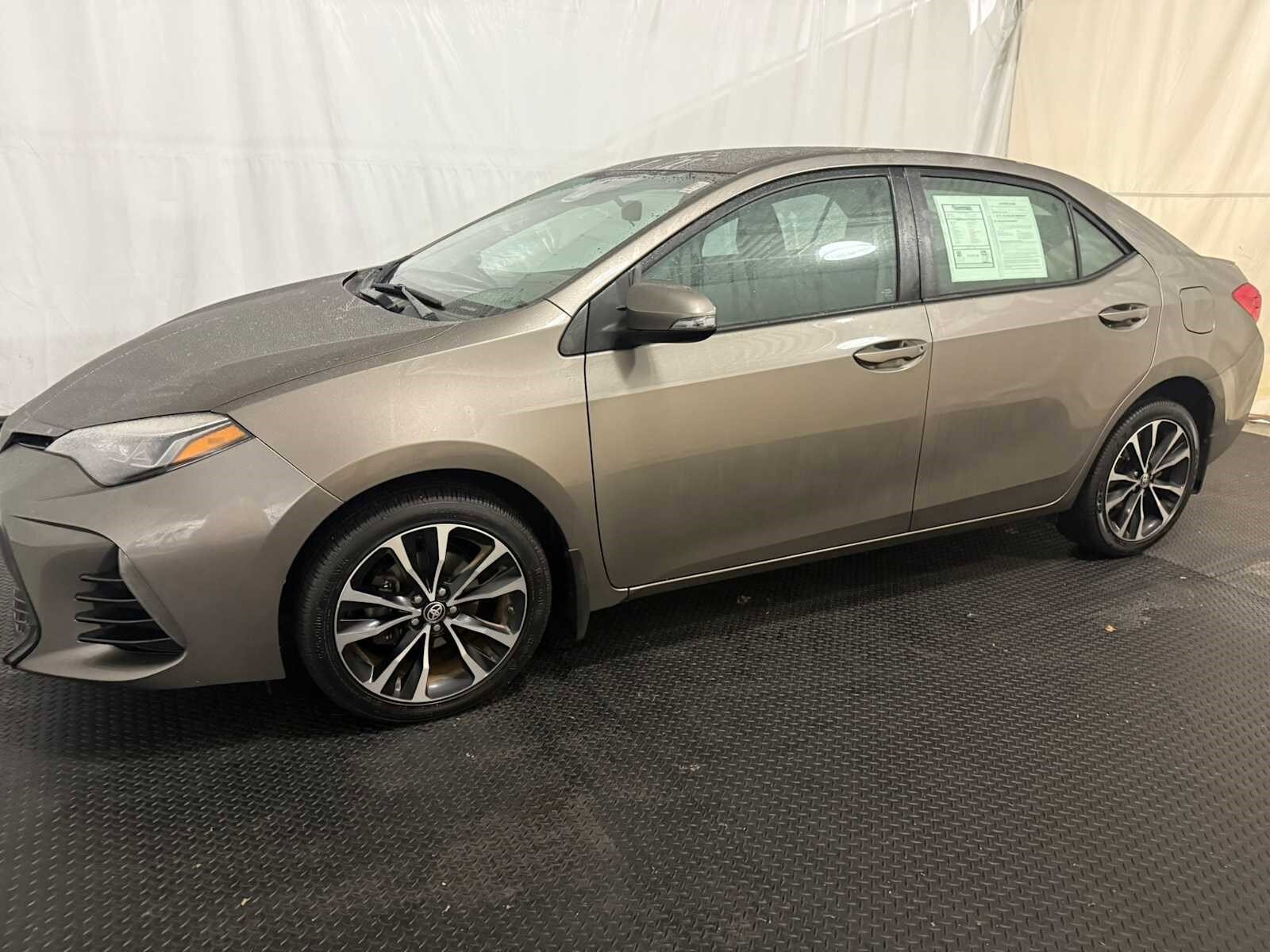 2017 Toyota Corolla SE photo 2