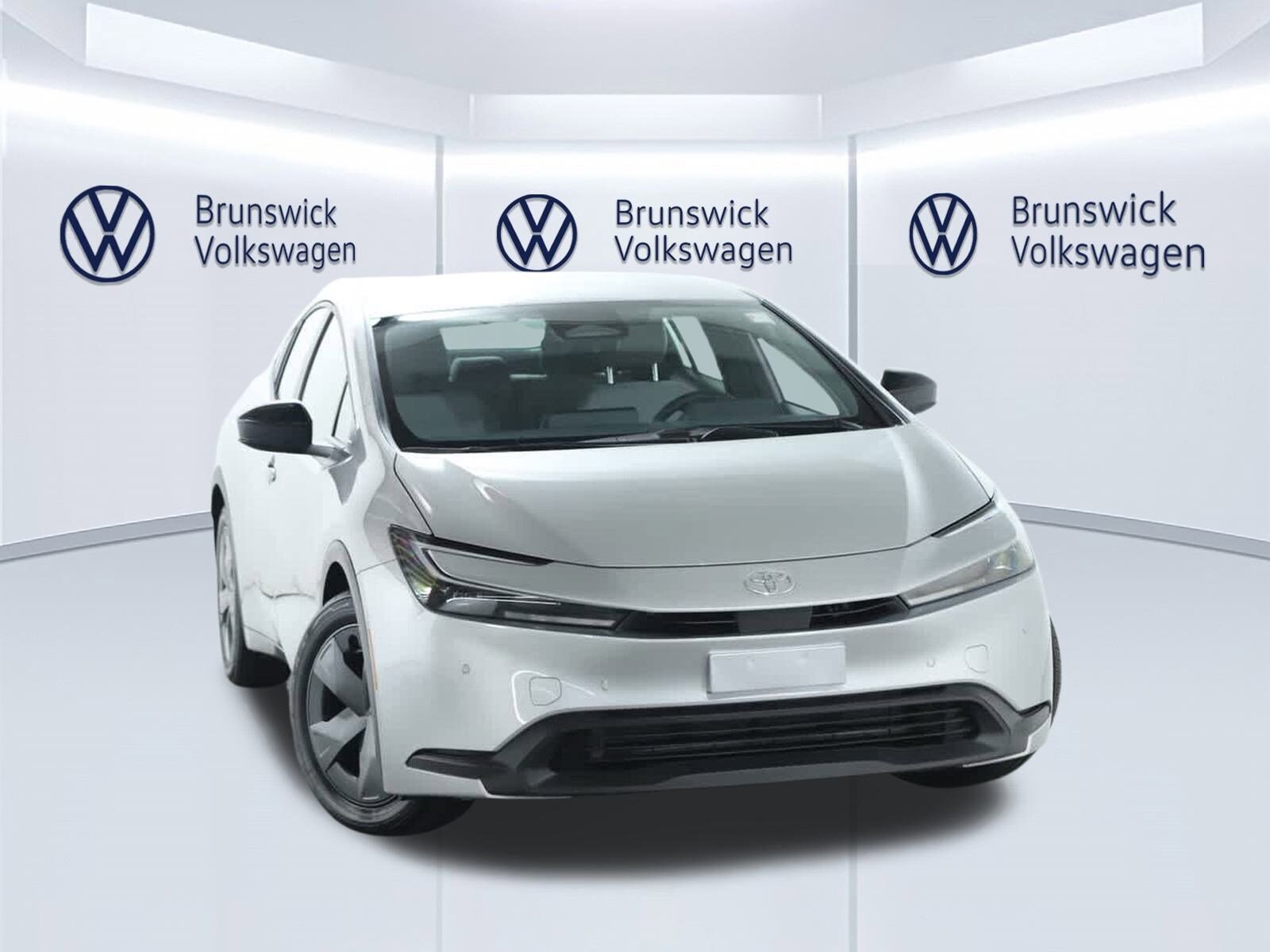 2025 Toyota Prius LE photo 2