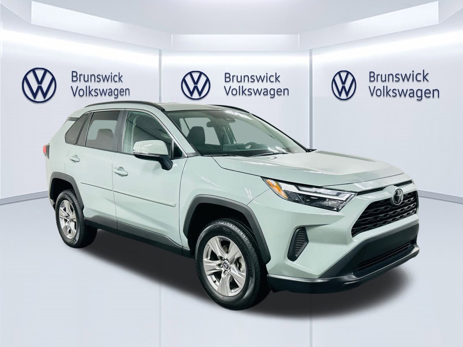2023 Toyota RAV4 XLE photo 3