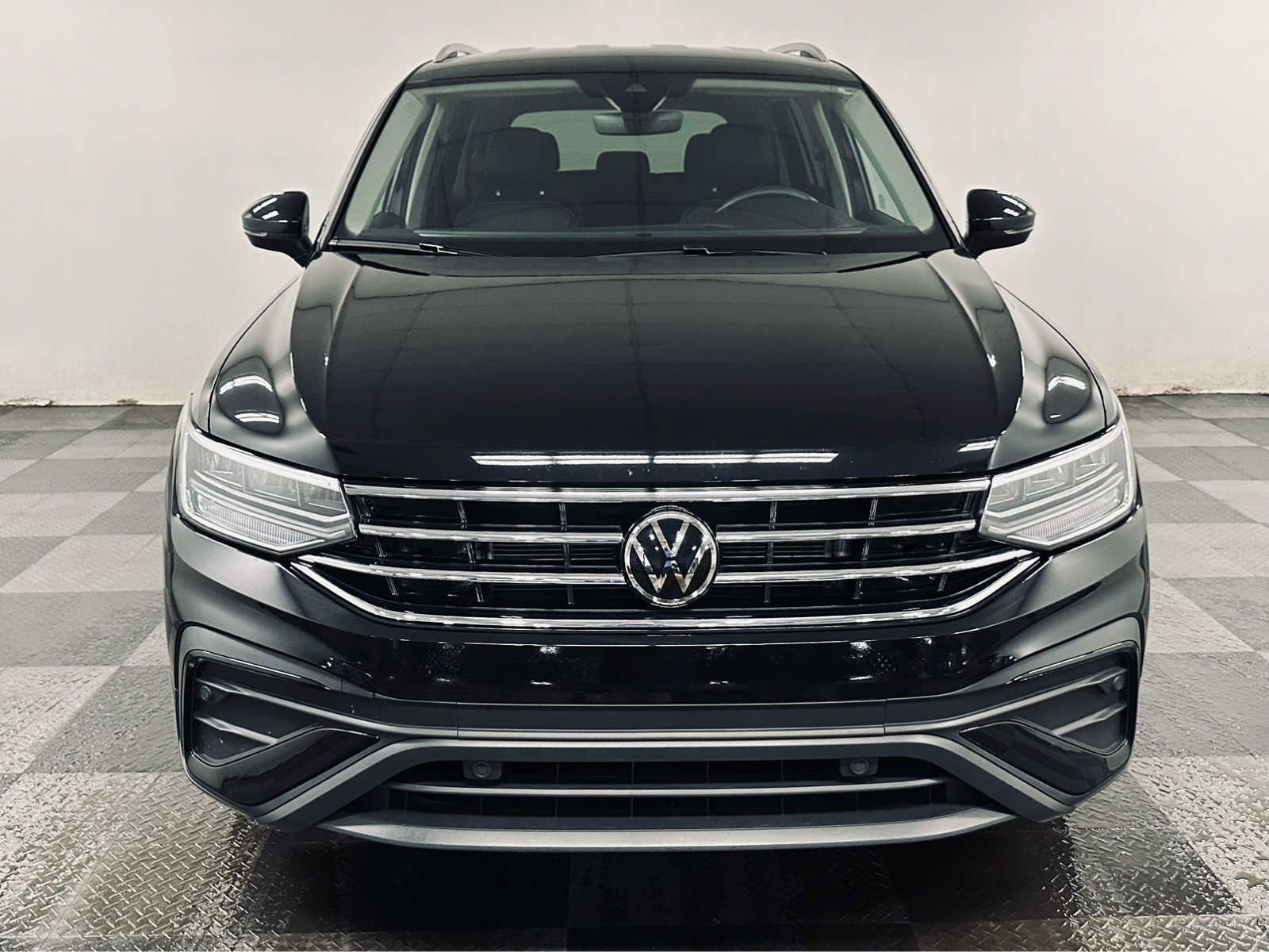 Used 2024 Volkswagen Tiguan SE with VIN 3VV2B7AX4RM043677 for sale in Brunswick, OH