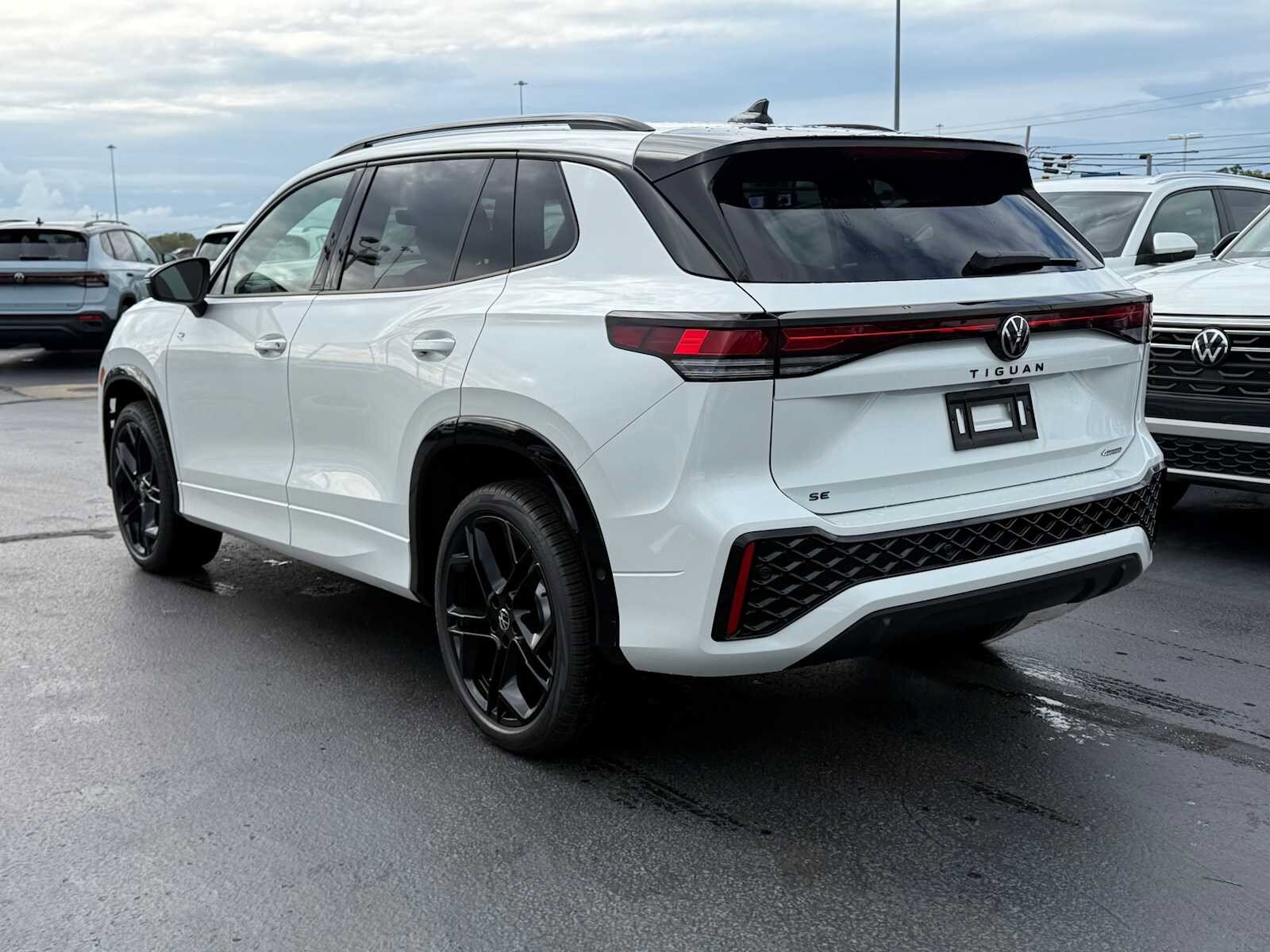 2026 Volkswagen Tiguan SE R-Line Black photo 2