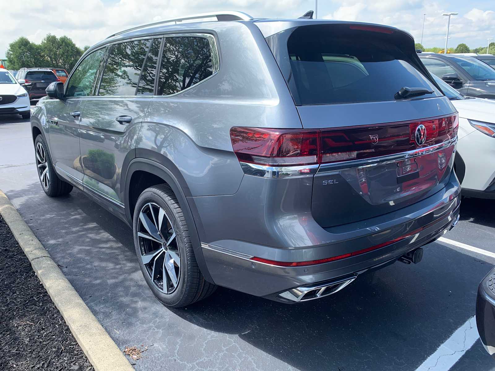 2025 Volkswagen Atlas SEL Premium R-Line photo 3