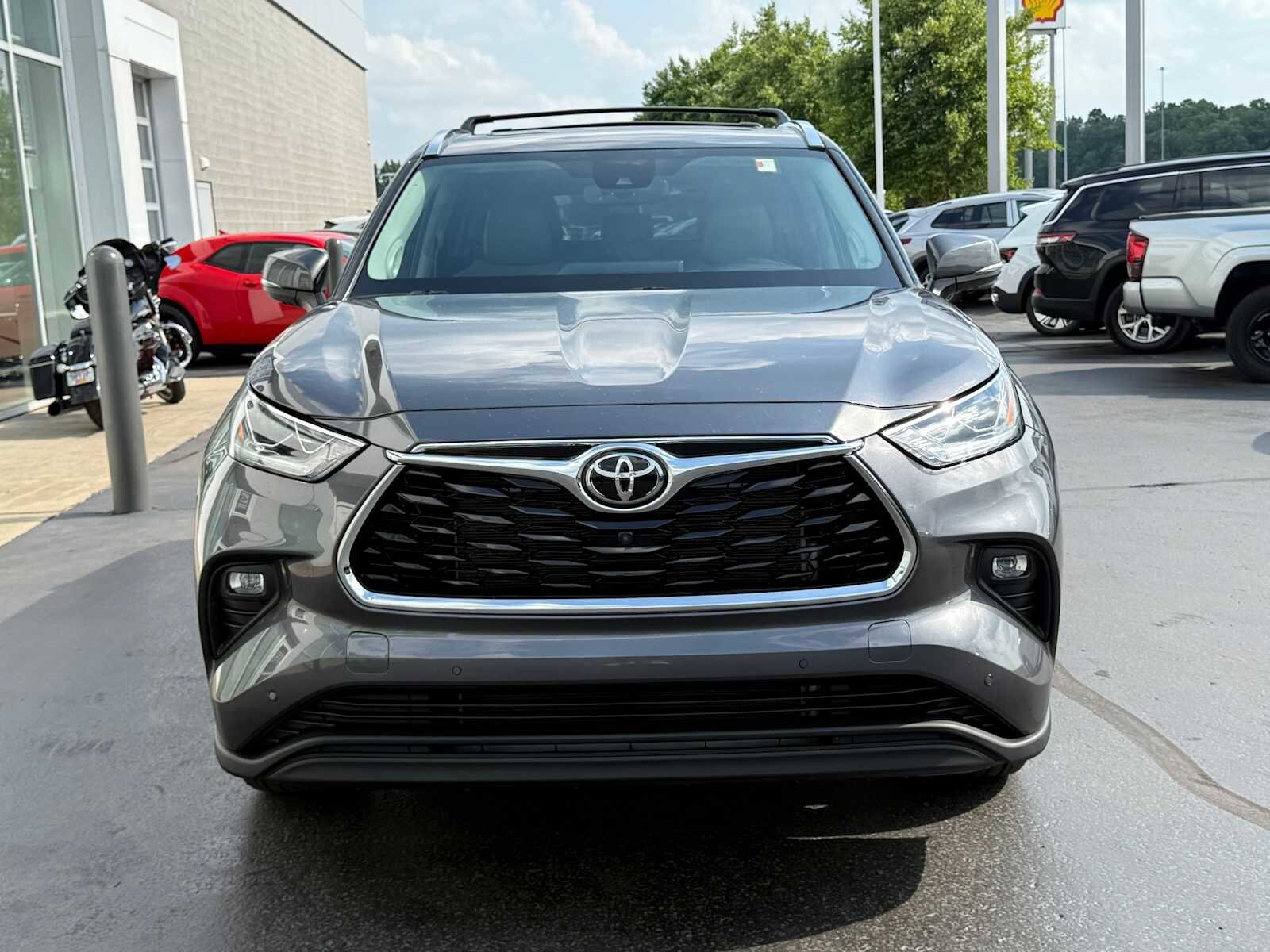2022 Toyota Highlander Limited photo 2