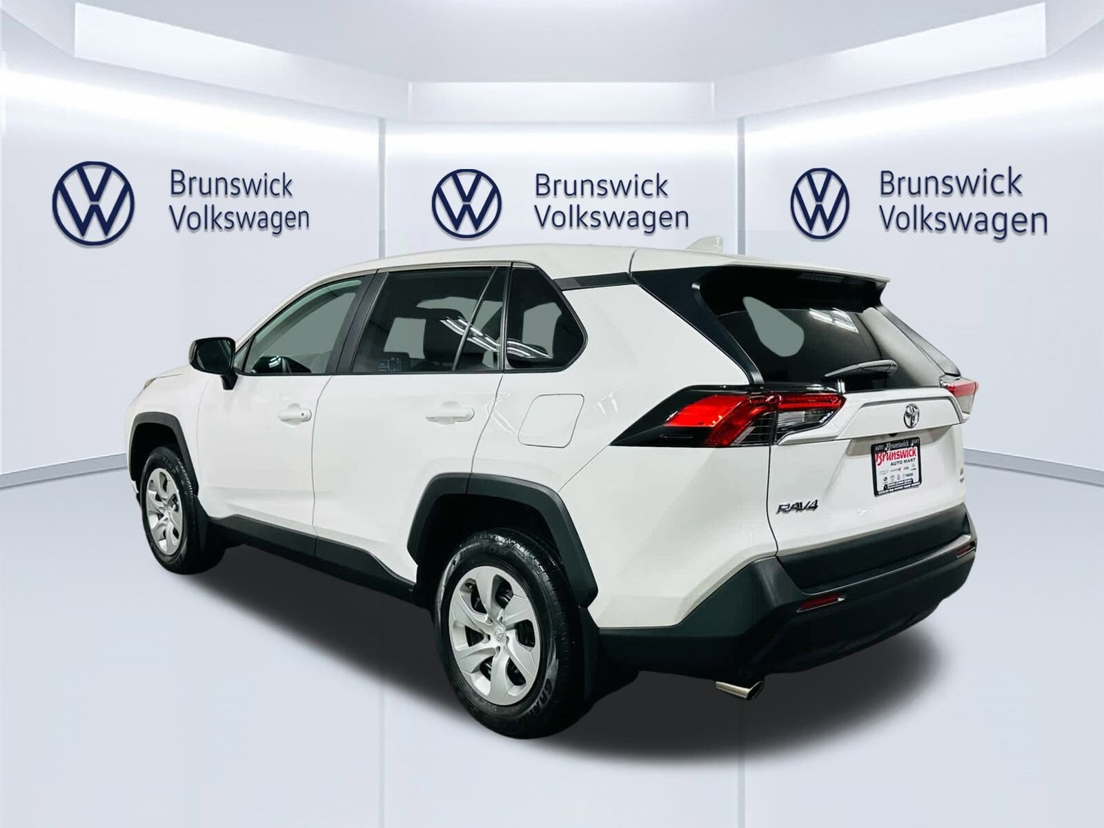 2022 Toyota RAV4 LE photo 4