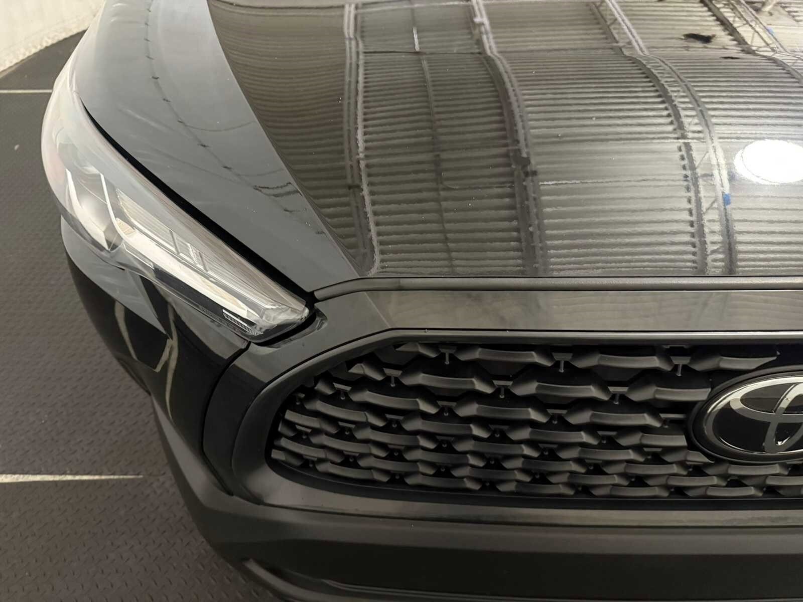 2022 Toyota Corolla Cross LE photo 2