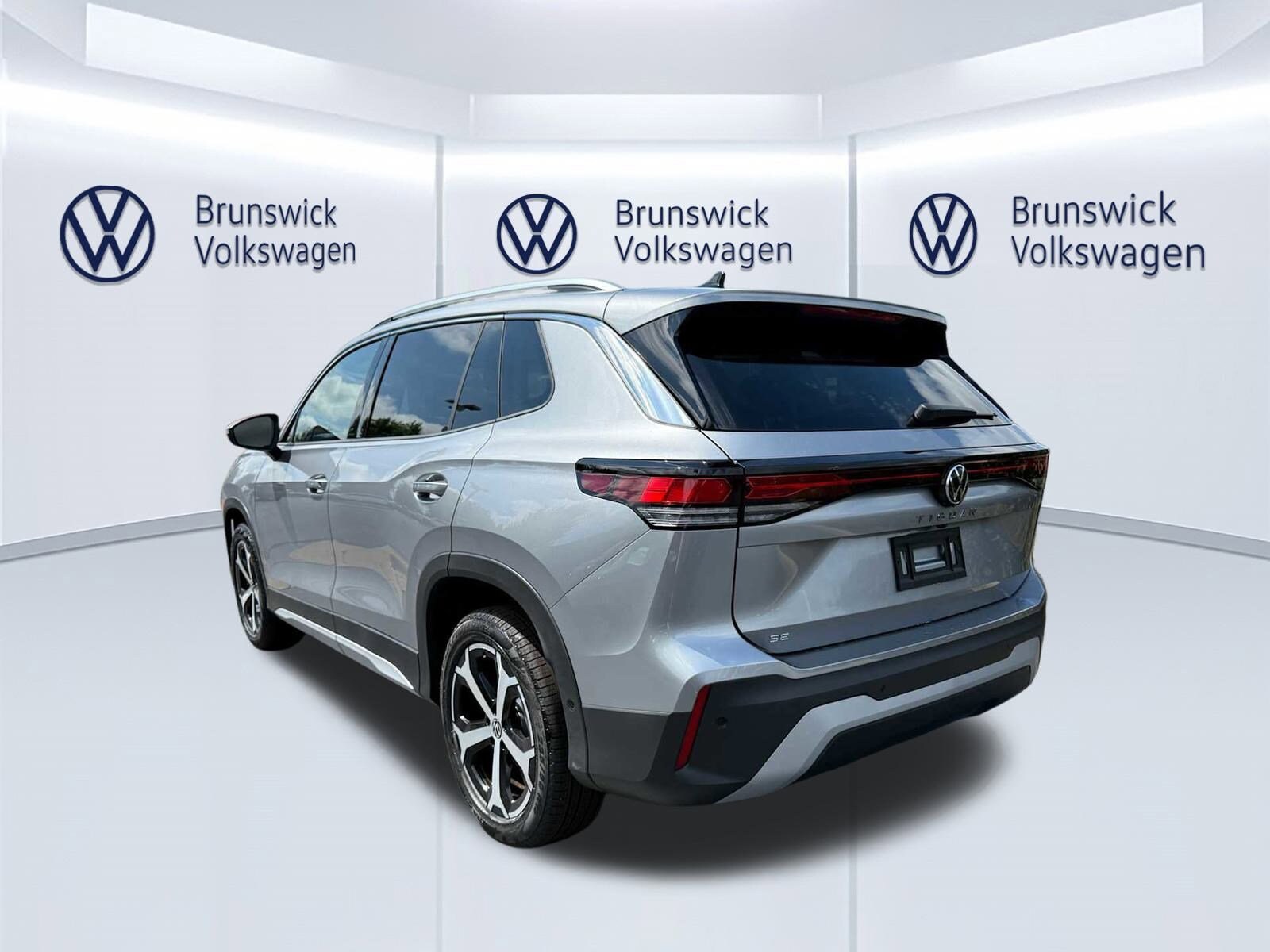 2025 Volkswagen Tiguan SE photo 3