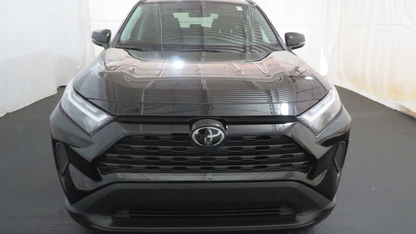 2022 Toyota RAV4 XLE photo 3