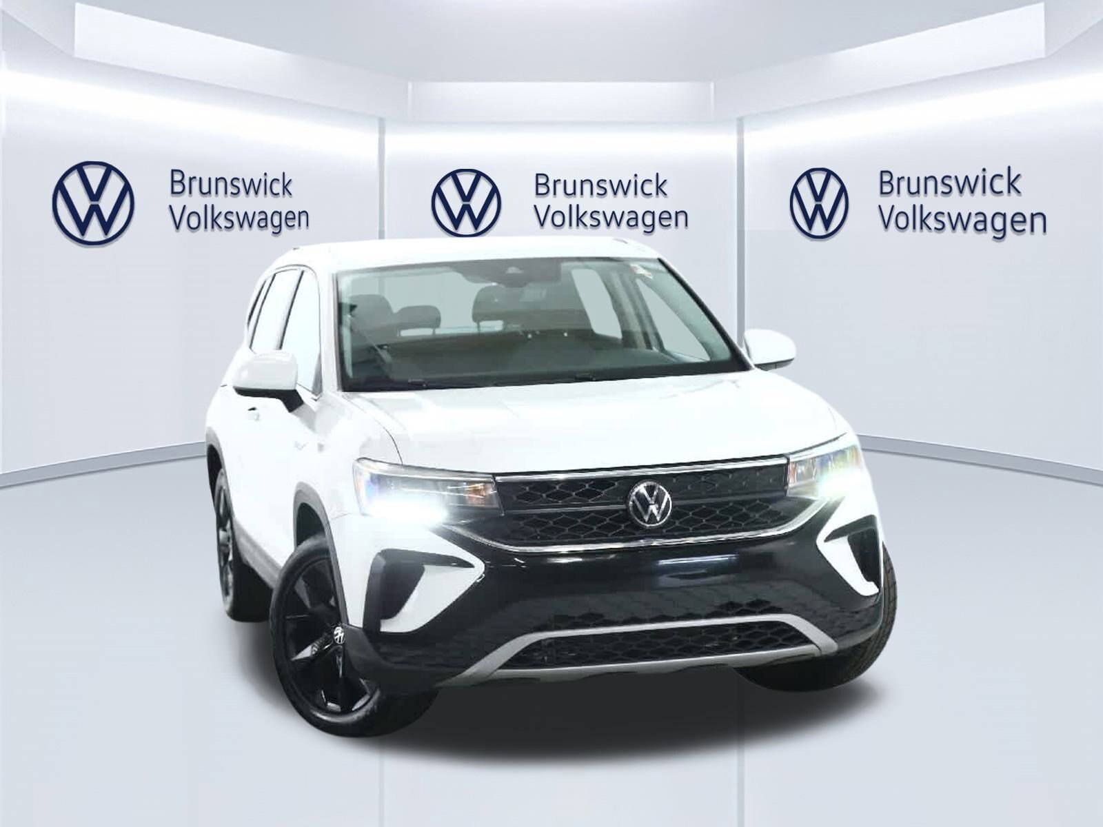 2022 Volkswagen Taos SE photo 2