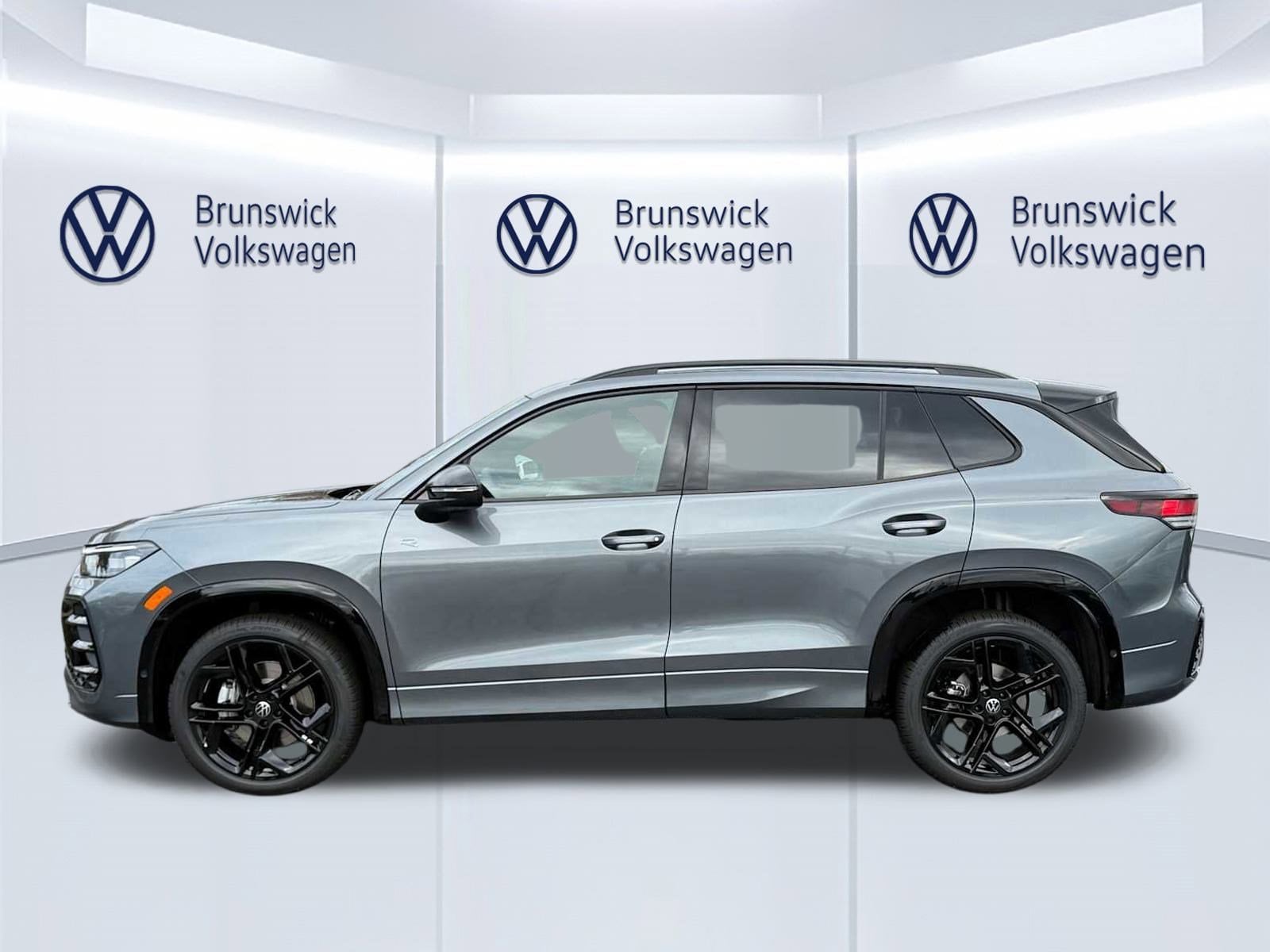 2026 Volkswagen Tiguan SE R-LINE BLACK - Photo 3