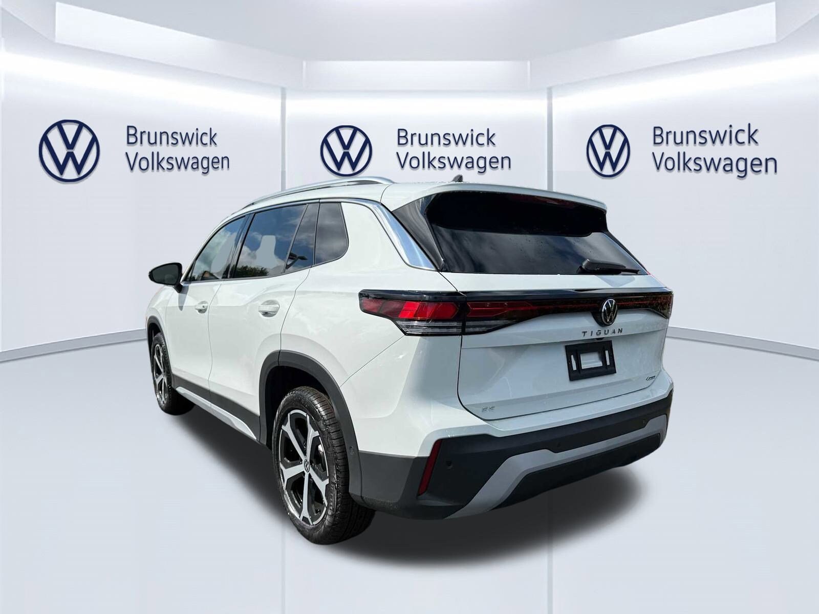 2025 Volkswagen Tiguan SE photo 3