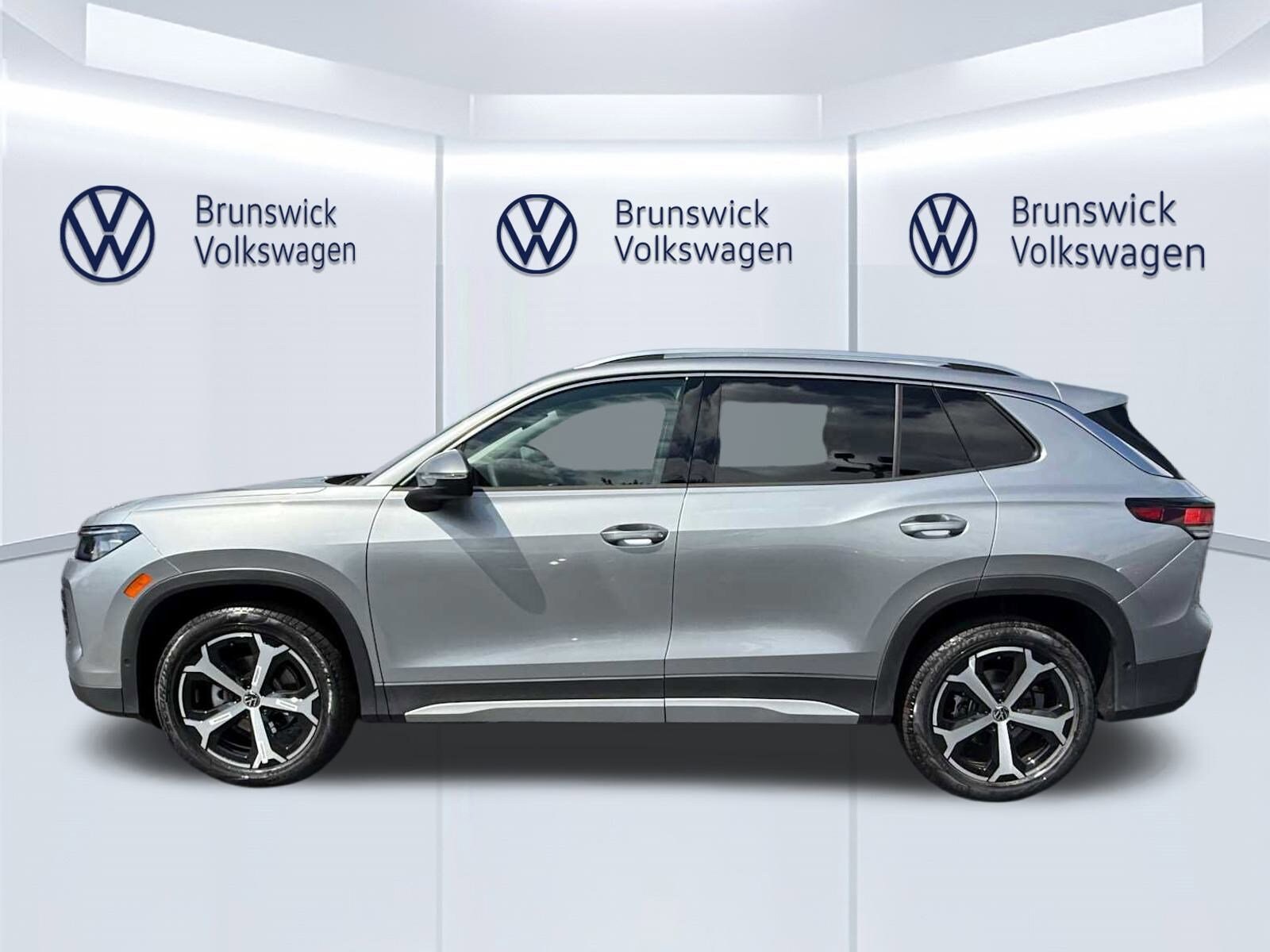 2025 Volkswagen Tiguan SE photo 2