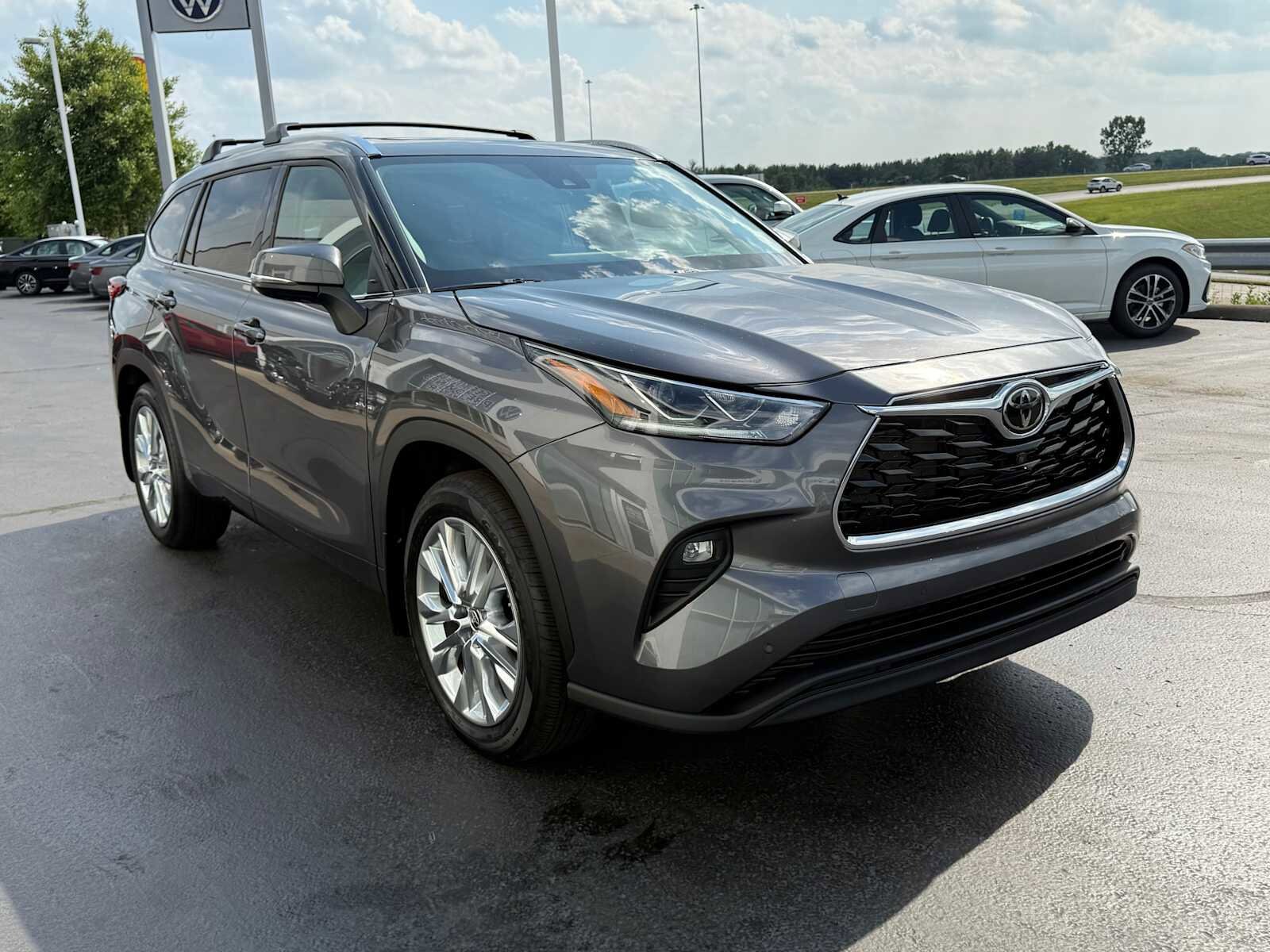 2022 Toyota Highlander Limited photo 3