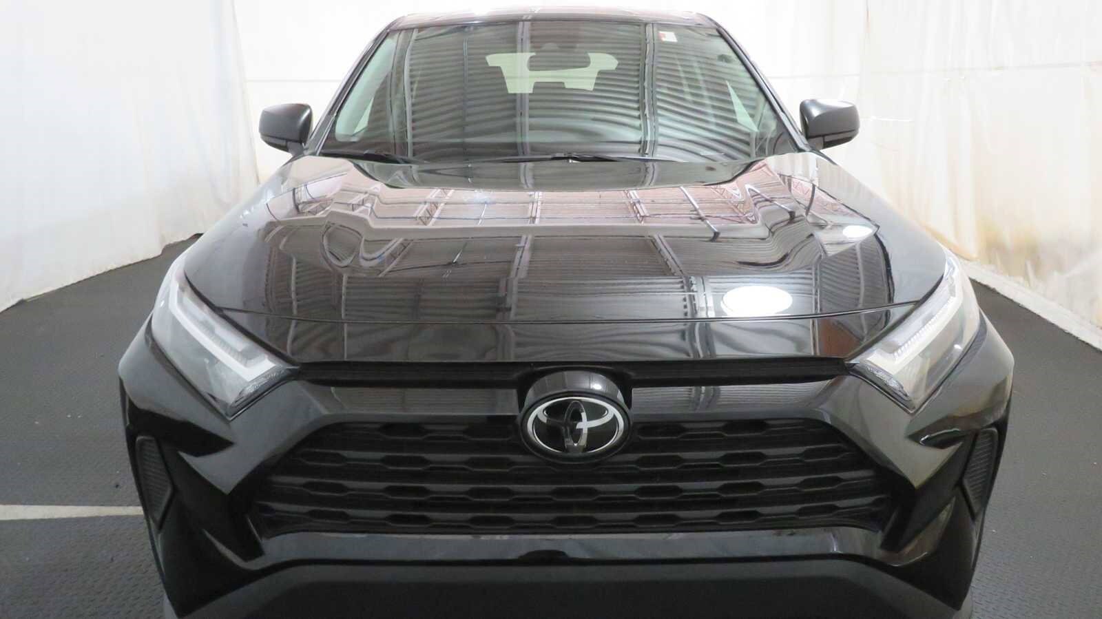 2023 Toyota RAV4 LE photo 3