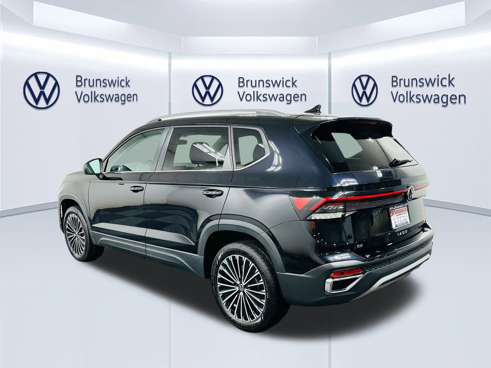 2025 Volkswagen Taos SE photo 3