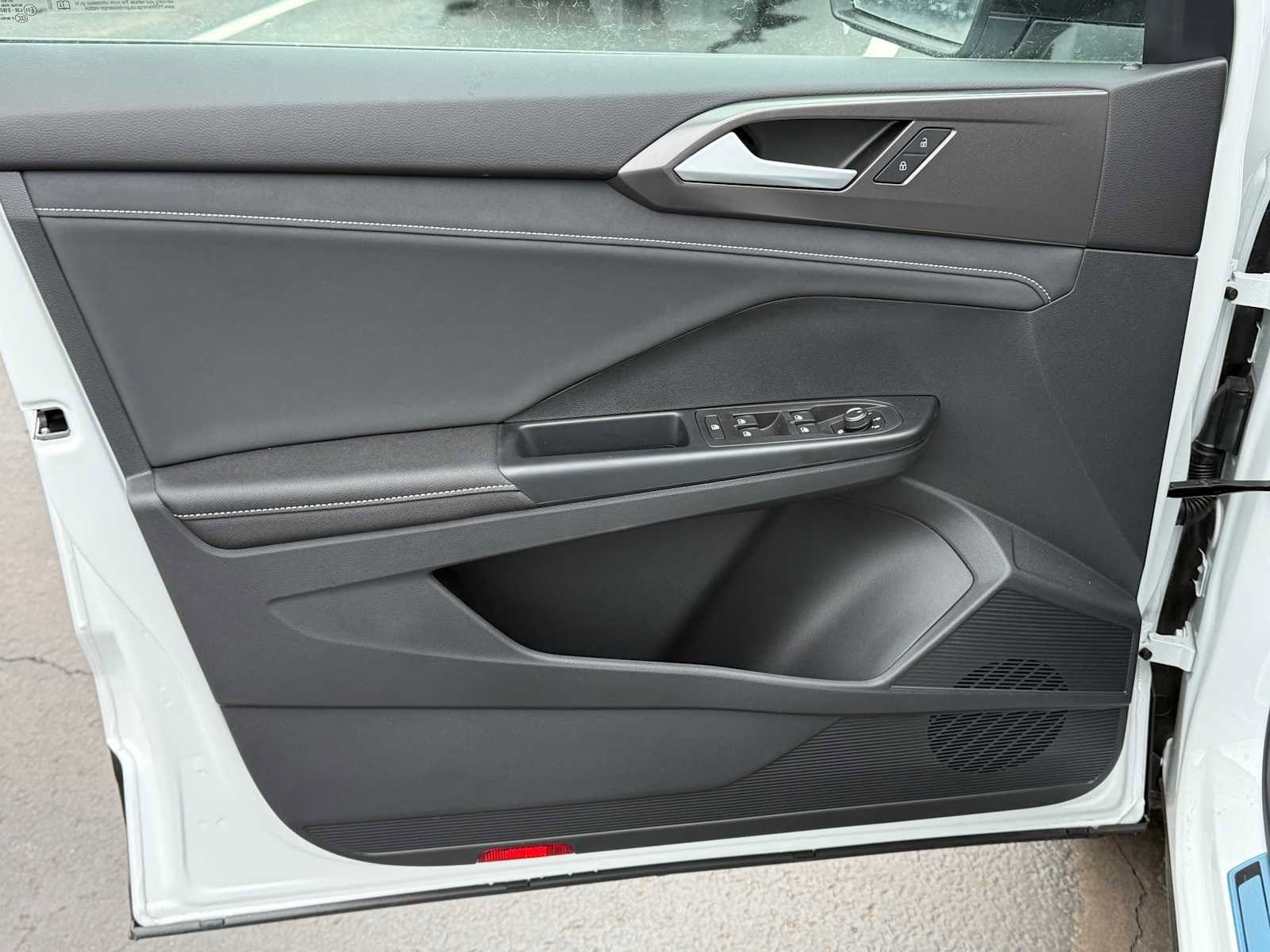 2026 Volkswagen Taos SE Black - Photo 6