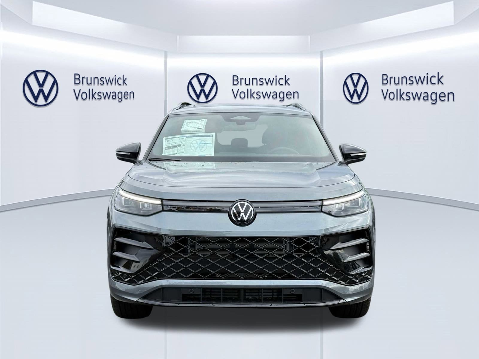 2026 Volkswagen Tiguan SE R-LINE BLACK - Photo 2