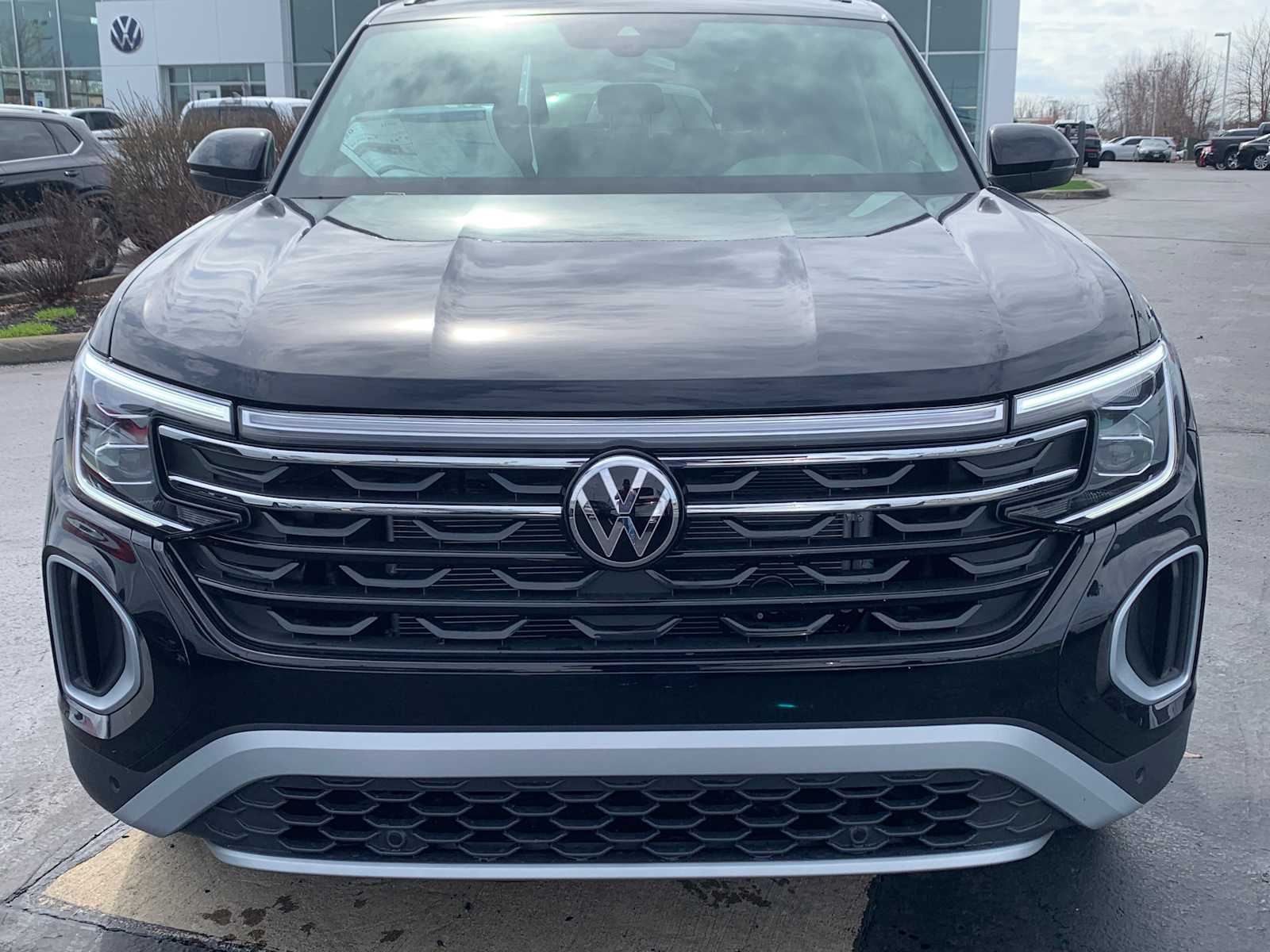 2025 Volkswagen Atlas Peak Edition SE photo 2