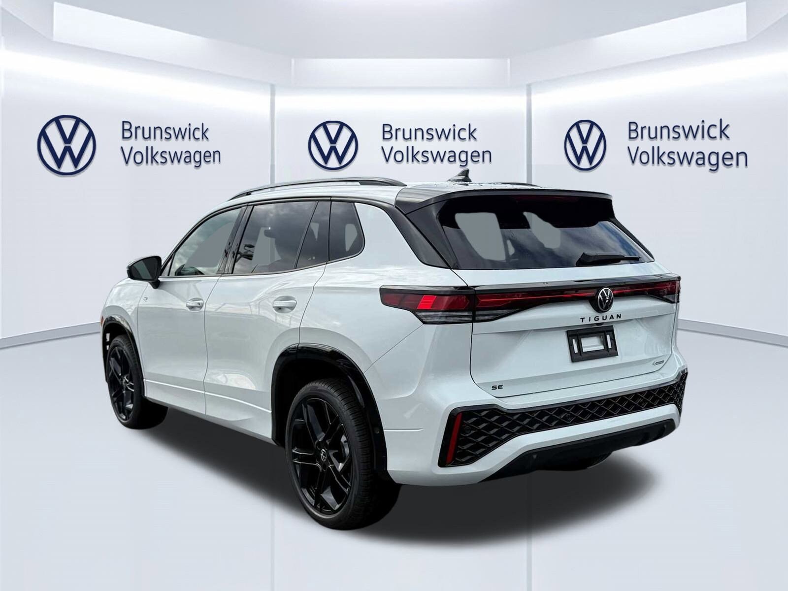 2026 Volkswagen Tiguan SE R-Line Black photo 3